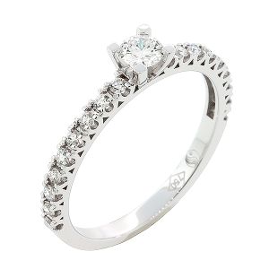 Μονόπετρο δαχτυλίδι λευκόχρυσο 18 καράτια με διαμάντι  0.15ct  και πλαινά 0.22ct. RD18407