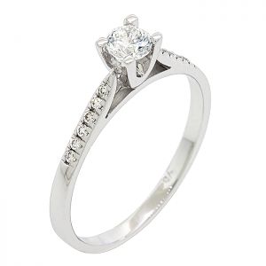 Μονόπετρο δαχτυλίδι σε λευκόχρυσο 18 καράτια με διαμάντι 0.28ct και πλαϊνά διαμάντια.RD19462