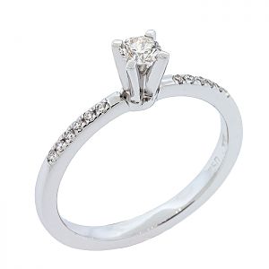 Μονόπετρο δαχτυλίδι λευκόχρυσο 18κ με διαμάντι 0.16ct και πλαϊνά 0.06ct. RD15215