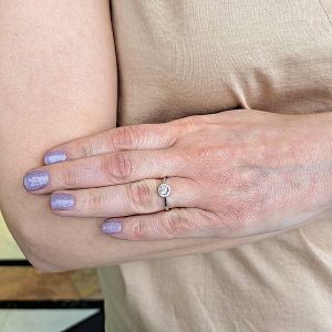 Λευκόχρυσο δαχτυλίδι ροζέτα με ζιργκόν σε 9 καράτια.RZ18283