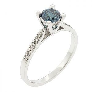 Μονόπετρο δαχτυλίδι λευκόχρυσο 18 καράτια με μπλε διαμάντι 0.54ct και πλαϊνά διαμάντια. RD18516
