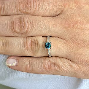 Μονόπετρο δαχτυλίδι λευκόχρυσο 18 καράτια με μπλε διαμάντι 0.54ct και πλαϊνά διαμάντια. RD18516