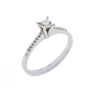 Λευκόχρυσο μονόπετρο δαχτυλίδι τετράδοντο με διαμάντι 0.19ct σε 18 καράτια. RD19847