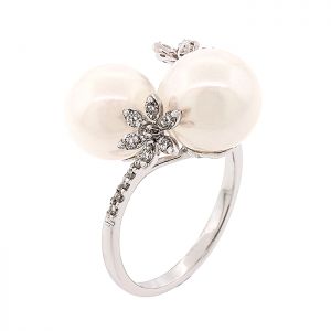 Λευκόχρυσο δαχτυλίδι σε 18 καράτια με μαργαριτάρια 9.5-10mm και διαμάντια. RL3002