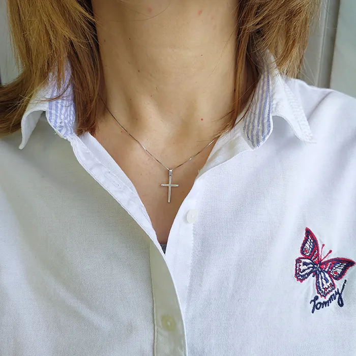 Κομψός λευκόχρυσος σταυρός με διαμάντια 0.02ct σε 14 καράτια. CR016768
