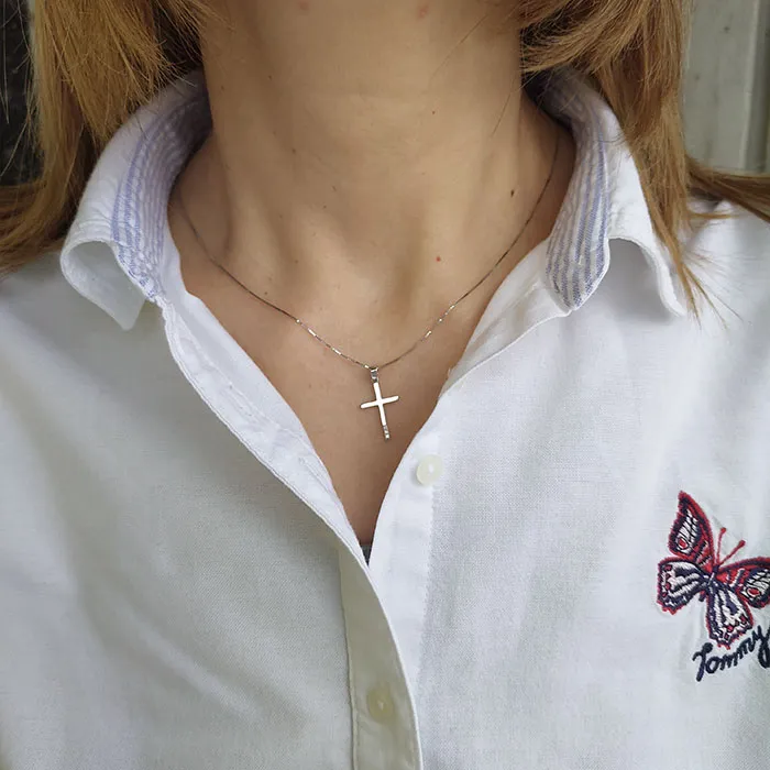 Κομψός λευκόχρυσος σταυρός με διαμάντια 0.02ct set με αλυσίδα σε 18 καράτια. CR16862