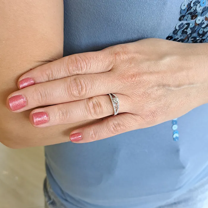 Μονόπετρο δαχτυλίδι 18Κ με διαμάντι 0.27ct και πλαϊνά 0.27ct. RD2299