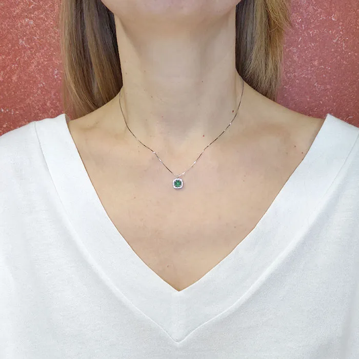 Λευκόχρυσο μενταγιόν ροζέτα με σμαράγδι 0.82ct και διαμάντια και αλυσίδα σε 18Κ. MD15728