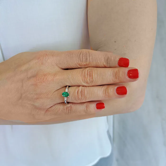 Λαμπερό μονόπετρο με σμαράγδι 0.75ct σε 18 καράτια λευκόχρυσο. RL16018