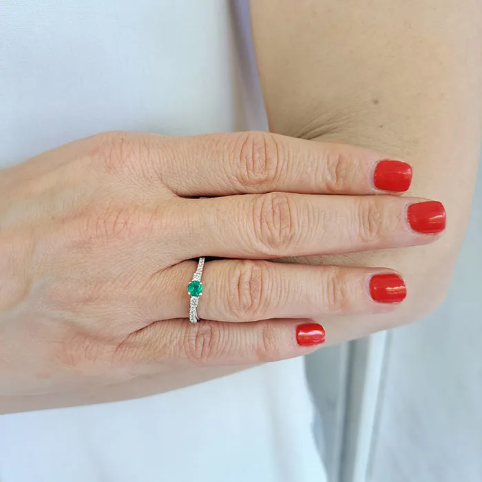 Λαμπερό σειρέ με σμαράγδι 0.32ct σε 18 καράτια λευκόχρυσο. RL16057