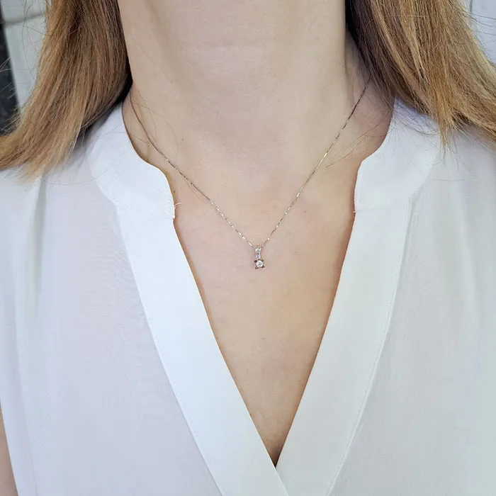 Λευκόχρυσο μενταγιόν με διαμάντι 0.10ct και αλυσίδα 18 καράτια. MD16060
