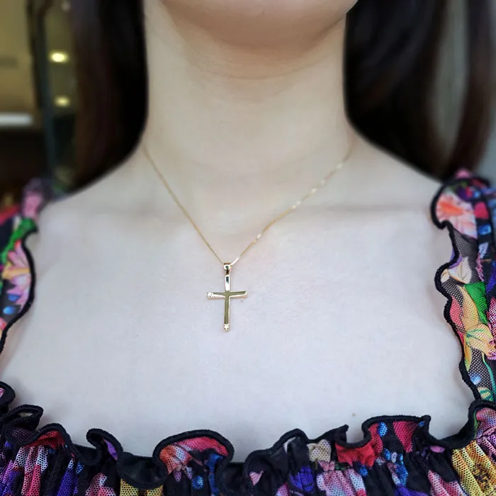Xρυσός σταυρός με διαμάντια 0.04ct σε 18 καράτια. CR018691