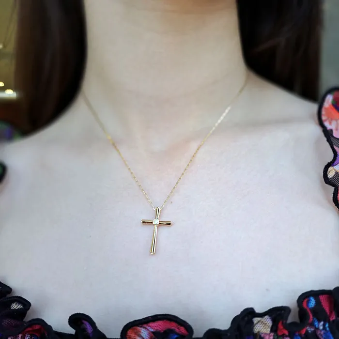 Xρυσός σταυρός με διαμάντια 0.03ct set με αλυσίδα σε 18 καράτια. CR018693