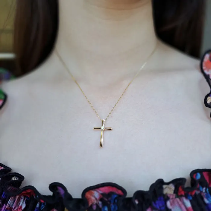Xρυσός σταυρός με διαμάντια 0.03ct set με αλυσίδα σε 18 καράτια. CR018693