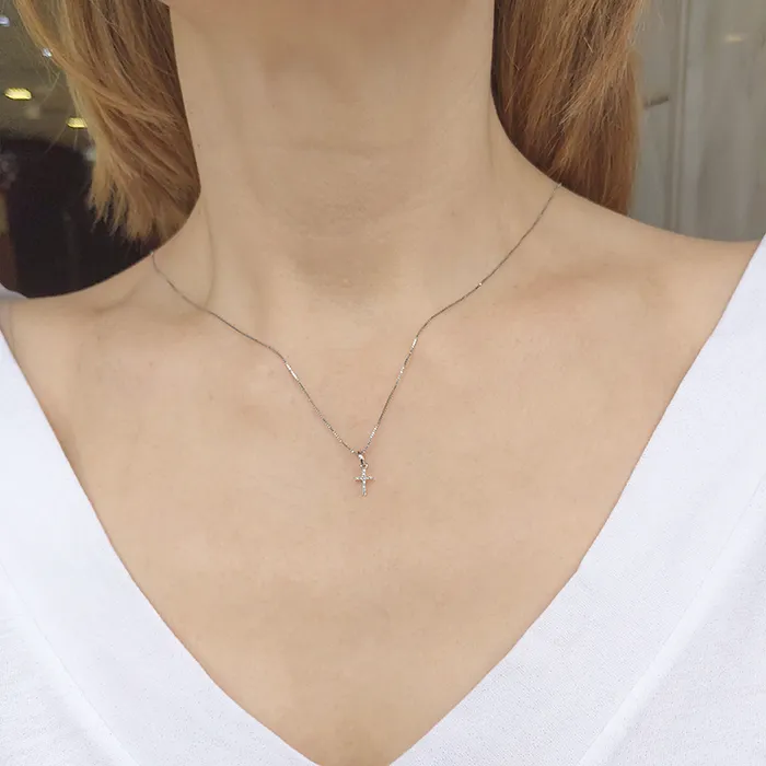 Λευκόχρυσος σταυρός με διαμάντια 0.04ct σε 18 καράτια. CR18478