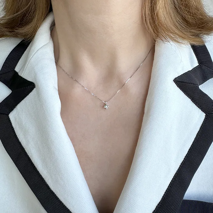 Λευκόχρυσο μενταγιόν φλοδα με διαμάντι 0.09ct και αλυσίδα 18 καράτια. MD20128