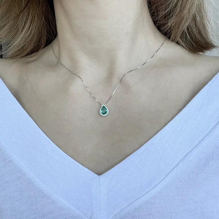 Μενταγιόν λευκόχρυσο με σμαράγδι δάκρυ 0.79ct και διαμάντια σετ με αλυσίδα σε 18Κ. MD20082
