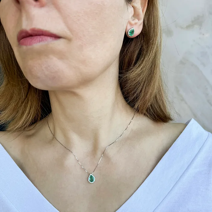 Σκουλαρίκια λευκόχρυσα 18Κ με σμαράγδια 1.60ct και διαμάντια 0.21ct. SΚ20105