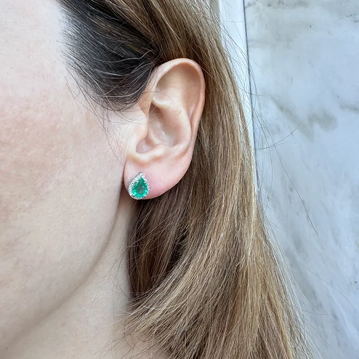 Σκουλαρίκια λευκόχρυσα 18Κ με σμαράγδια 1.60ct και διαμάντια 0.21ct. SΚ20105