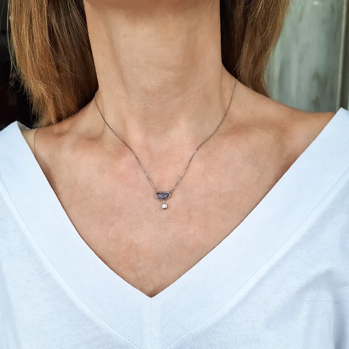 Μενταγιόν λευκόχρυσο με ζαφείρι oβάλ 0.55ct διαμάντι 0.04ct και αλυσίδα 18Κ. MD18847