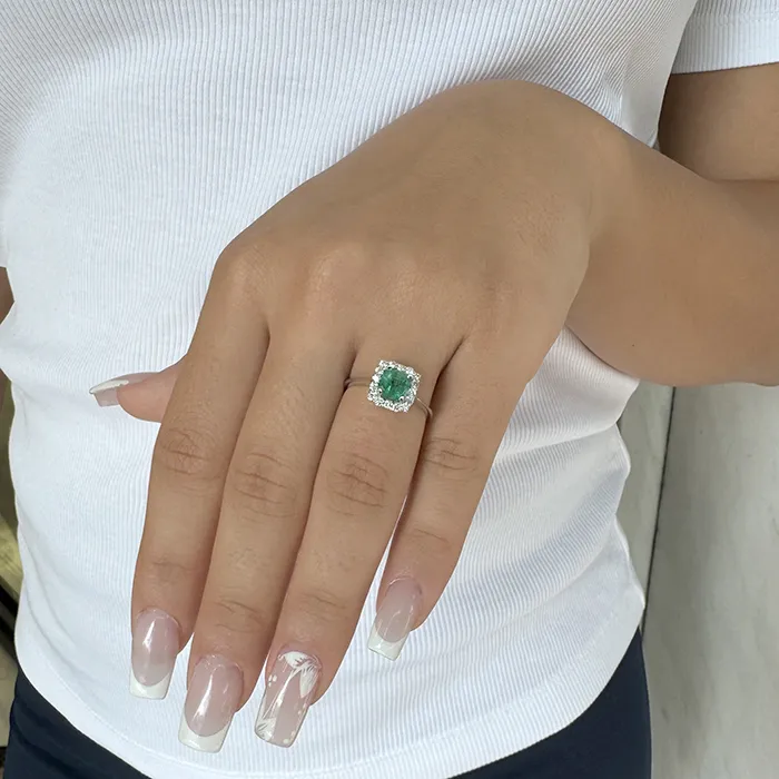 Εντυπωσιακή ροζέτα με σμαράγδι 0.92ct και διαμάντια σε 18 καράτια.RL20974