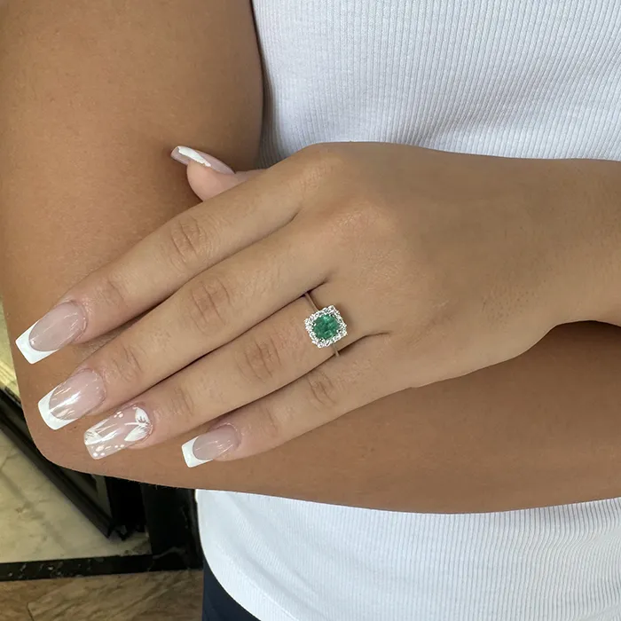 Εντυπωσιακή ροζέτα με σμαράγδι 0.92ct και διαμάντια σε 18 καράτια.RL20974