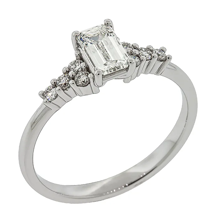 Λευκόχρυσο μονόπετρο δαχτυλίδι 18K με κοπής emerald διαμάντι 0.50ct και μπριγιάν. RD21306