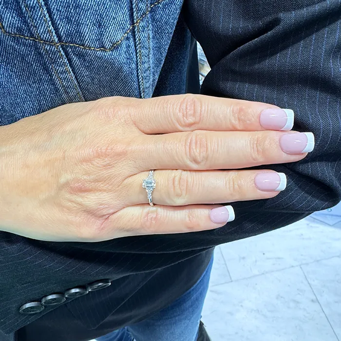 Λευκόχρυσο μονόπετρο δαχτυλίδι 18K με κοπής emerald διαμάντι 0.50ct και μπριγιάν. RD21306