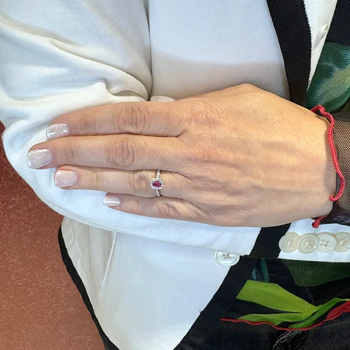 Λευκόχρυσο δαχτυλίδι ροζέτα με ρουμπίνι 0.33ct και μπριγιάν σε 18 καράτια. RL18843