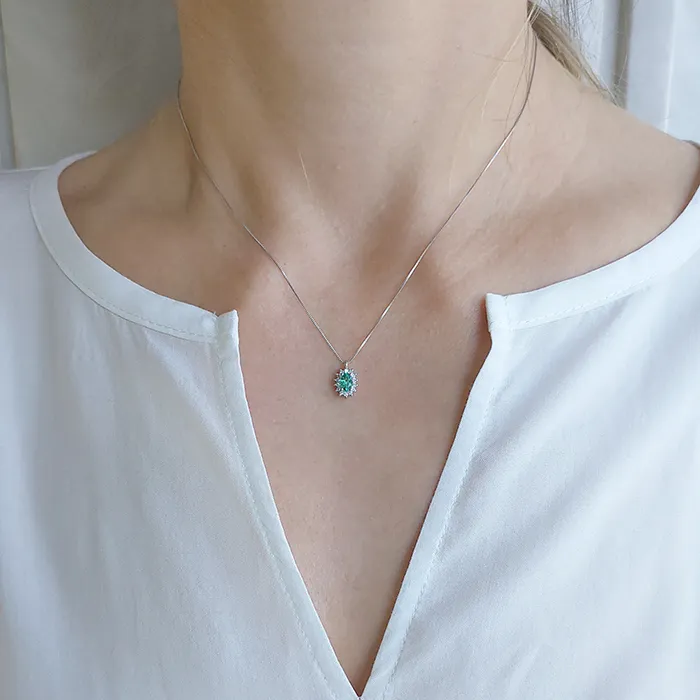 Ροζέτα μενταγιόν λευκόχρυσο με σμαράγδι 0.27ct, διαμάντια 0.10ct και αλυσίδα 18Κ. MD21877