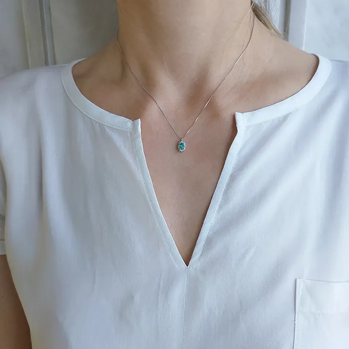 Ροζέτα μενταγιόν λευκόχρυσο με σμαράγδι 0.27ct, διαμάντια 0.10ct και αλυσίδα 18Κ. MD21877