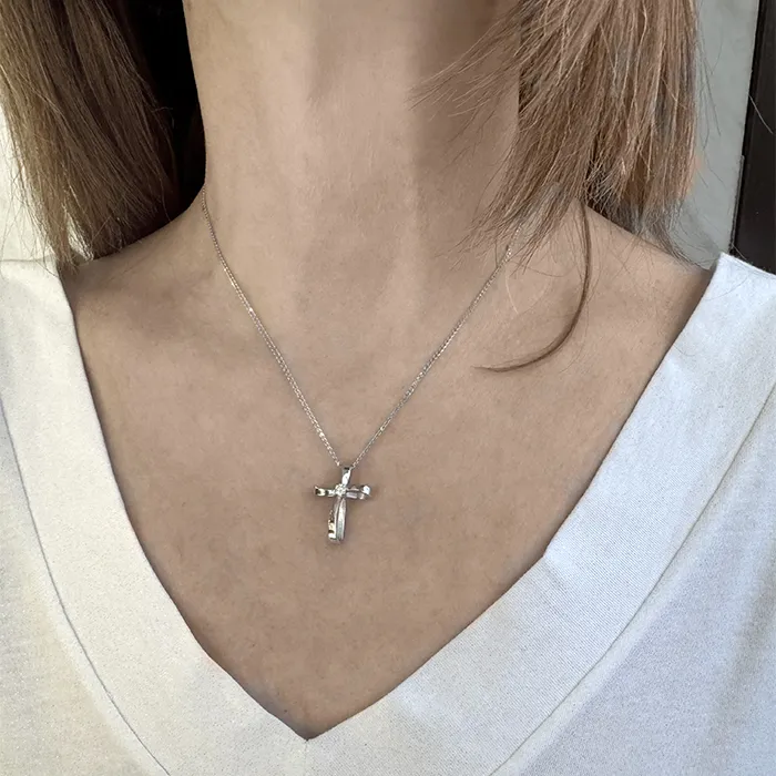 Λευκόχρυσος σταυρός με διαμάντι σε 18 καράτια. CR21734