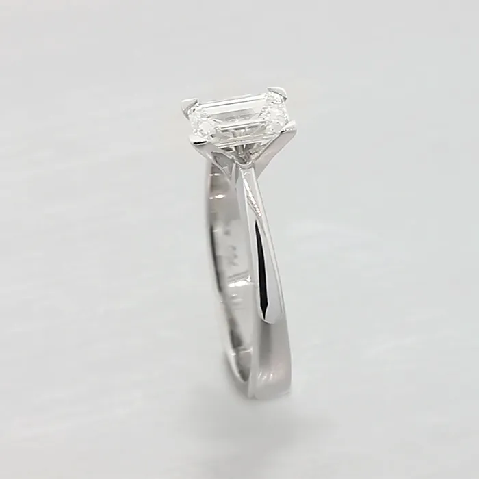 Μονόπετρο δαχτυλίδι 18 καράτια με διαμάντι Emerald cut 1.01ct. RD19650