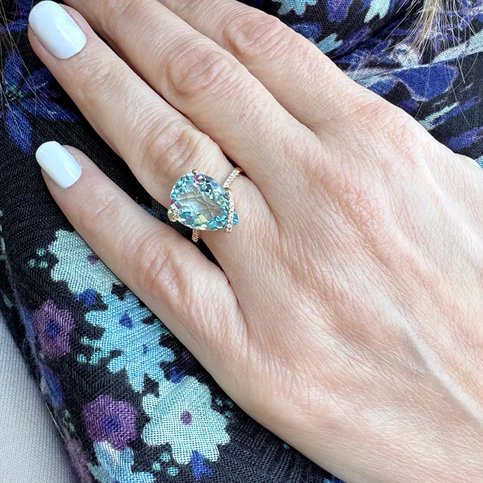 Κομψό δαχτυλίδι χρυσό με Blue Topaz 8.60ct και διαμάντια 0.11ct σε 18Κ. RL21995