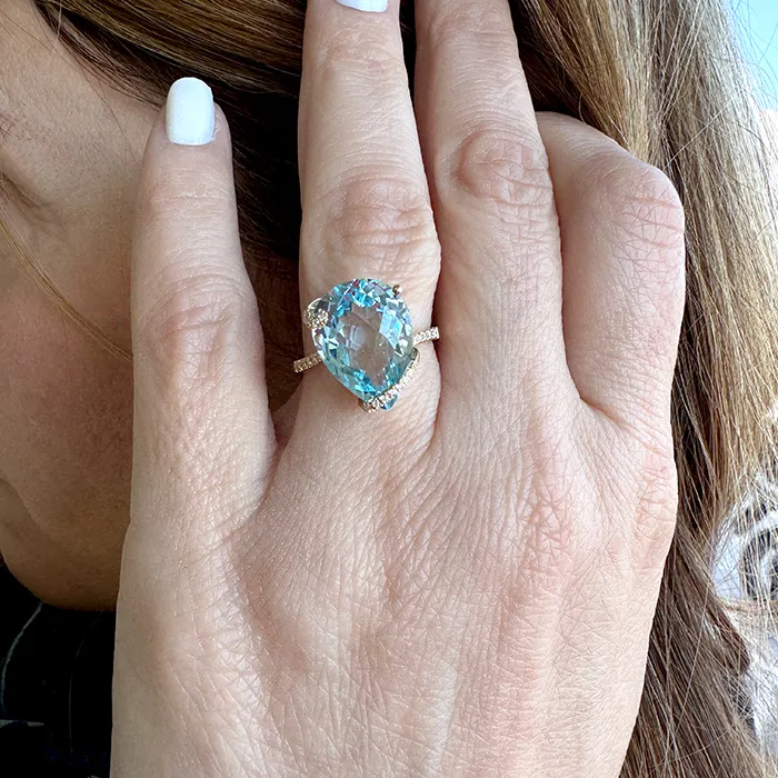 Κομψό δαχτυλίδι χρυσό με Blue Topaz 8.60ct και διαμάντια 0.11ct σε 18Κ. RL21995