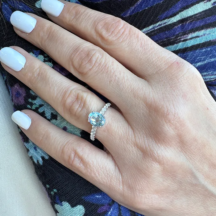 Δαχτυλίδι από λευκό χρυσό 18Κ με Blue Topaz 1.43ct και διαμάντια 0.39ct σε 18Κ. RL22123