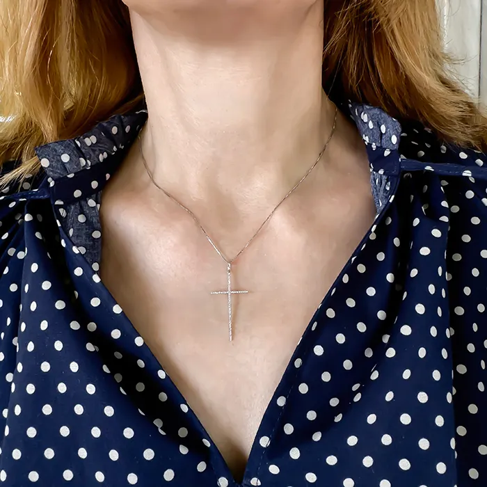 Σταυρός λεπτός με διαμάντια 0.12ct λευκόχρυσος 18 καράτια. CR22708