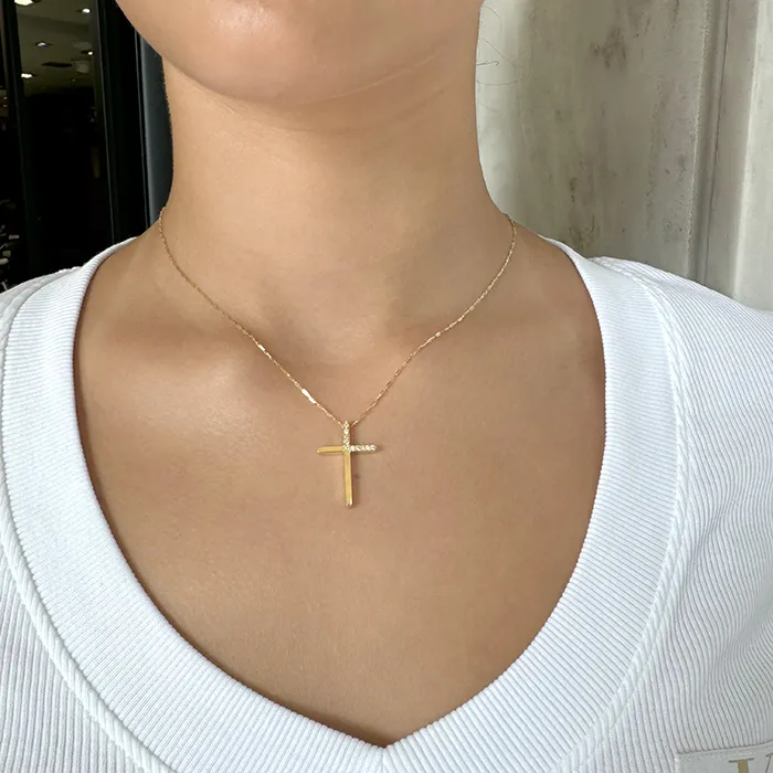 Σταυρός χρυσός με διαμάντια 0.08ct σετ με αλυσίδα 18 καράτια. CR20916