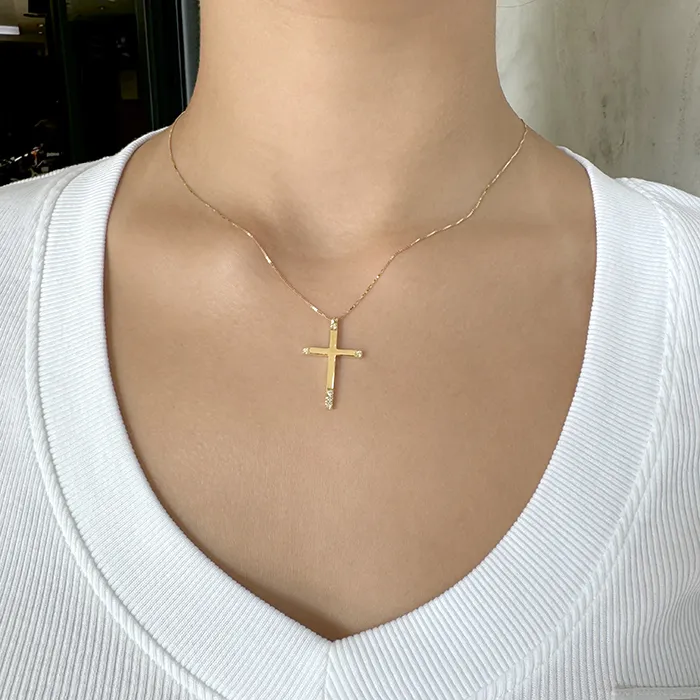 Σταυρός χρυσός με διαμάντια 0.05ct σετ με αλυσίδα 18 καράτια. CR20917