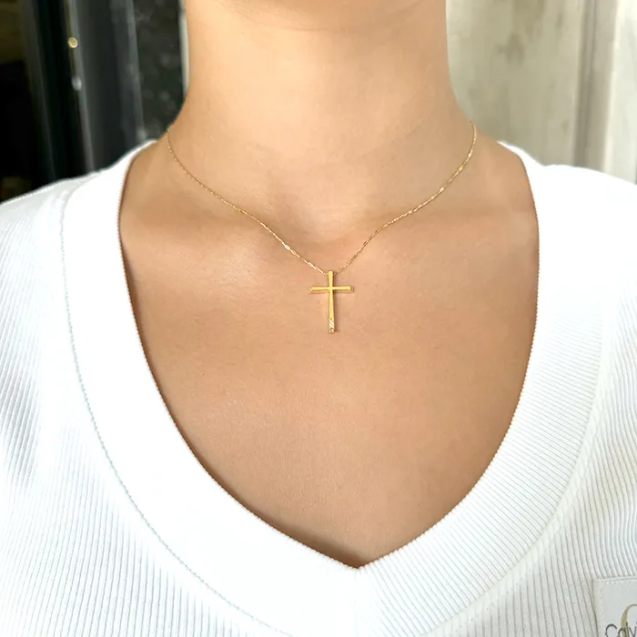 Σταυρός χρυσός με διαμάντια 0.04ct σετ με αλυσίδα 18 καράτια. CR20921