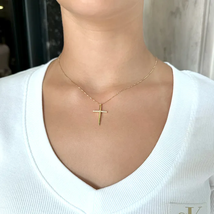 Σταυρός χρυσός με διαμάντια 0.08ct σετ με αλυσίδα 18 καράτια. CR20922