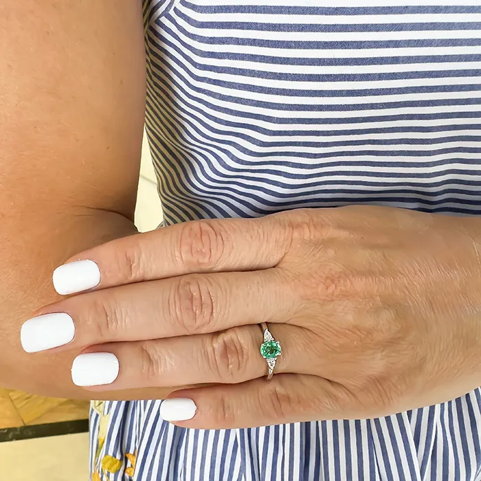 Δαχτυλίδι λευκόχρυσο 18Κ με σμαράγδι oval 0.57ct και διαμάντια pear shape 0.17ct. RL22907