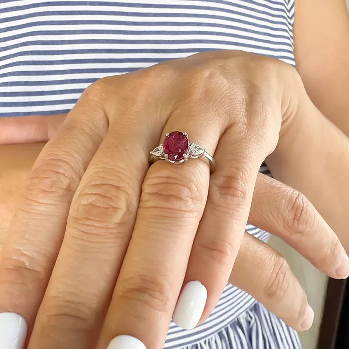 Λευκόχρυσο Δαχτυλίδι 18Κ με οβάλ Ρουμπίνι 3.17ct και Διαμάντια pear shape 0.27ct RL22909