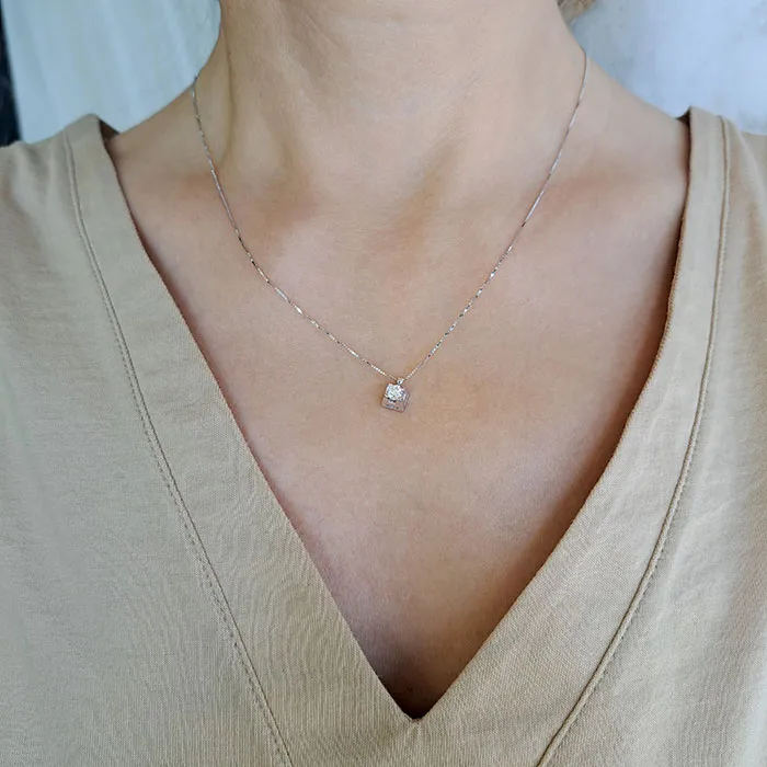 Μενταγιόν λευκόχρυσο με διαμάντι 0.27ct και αλυσίδα σε 18 καράτια. MD20154