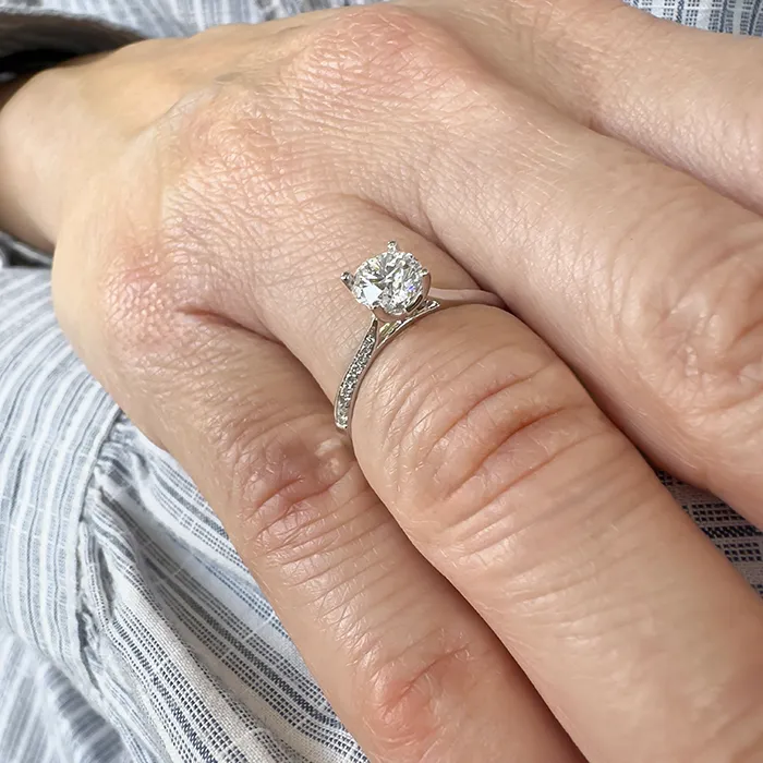 Μονόπετρο Λευκόχρυσο 18Κ με Διαμάντι GIA 0.80ct F VS1 και Πλαϊνά Διαμάντια 0.06ct