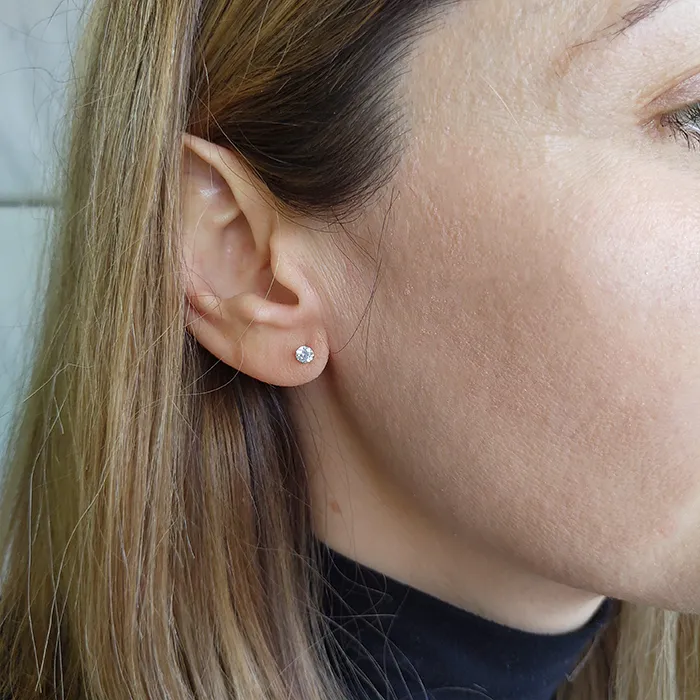 Λευκόχρυσα 14K μονόπετρα σκουλαρίκια 5mm με ζιρκόν.
