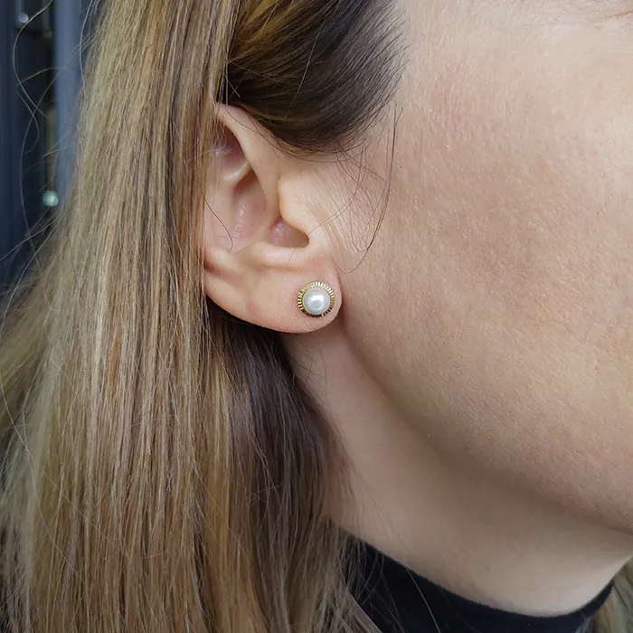 Χρυσά 14K σκουλαρίκια 6.0mm με πέρλες.