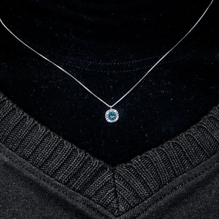 Λευκόχρυσο μενταγιόν ροζέτα 18Κ με blue london τοπαζ 0.70ct και διαμάντια.