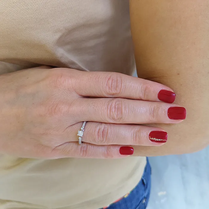 Μονόπετρο δαχτυλίδι με διαμάντι 0.23ct και πλαϊνά διαμάντια 0.16ct. RD8509