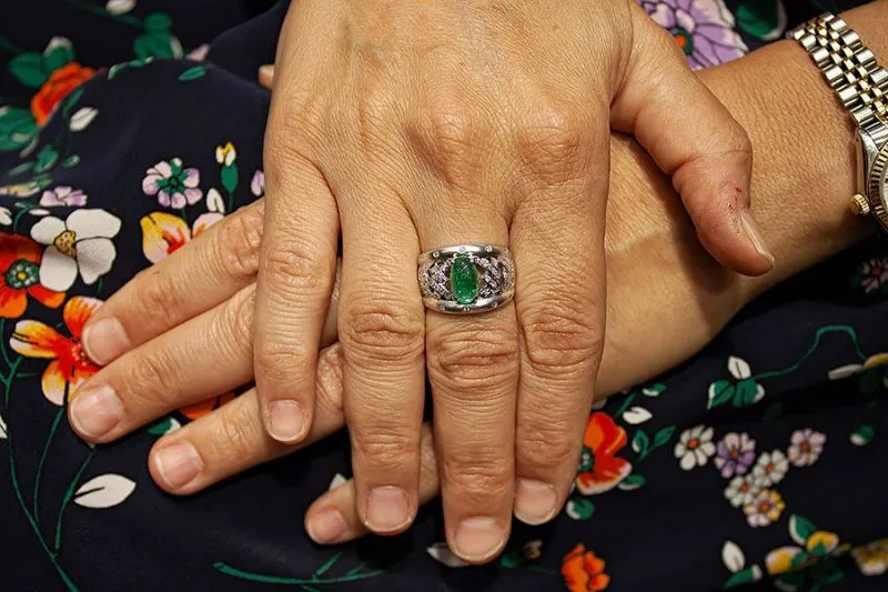 ΛΕΥΚΟΧΡΥΣΟ ΔΑΧΤΥΛΙΔΙ 18 ΚΑΡΑΤΙΑ ΜΕ BRILLANT 0.30ct KAI ΣΜΑΡΑΓΔΙ 1.80ct RL4224